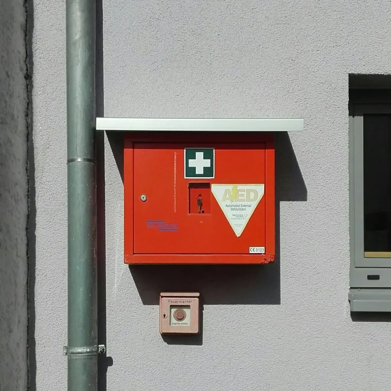 AED-Defibrillator am Gemeindehaus Kerpen