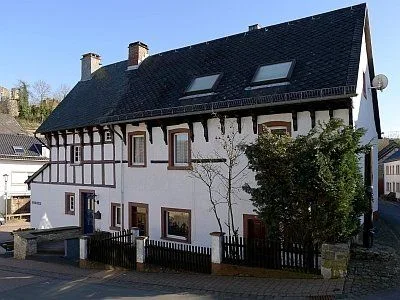 Fachwerkhaus in Kerpen mit Burg im Hintergrund
