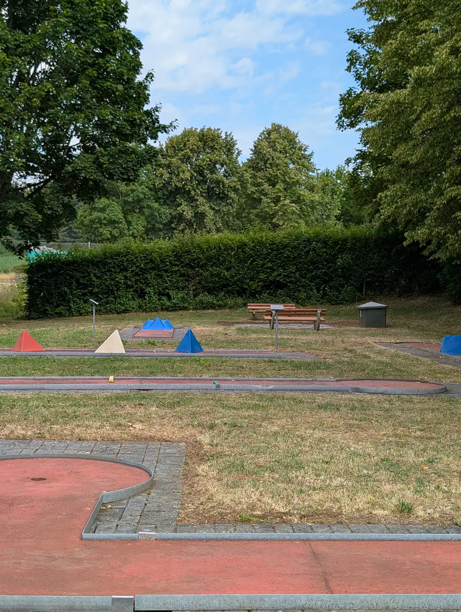 Minigolfanlage der Freizeitanlage Kerpen mit farbigen Hindernissen und Spielbahnen