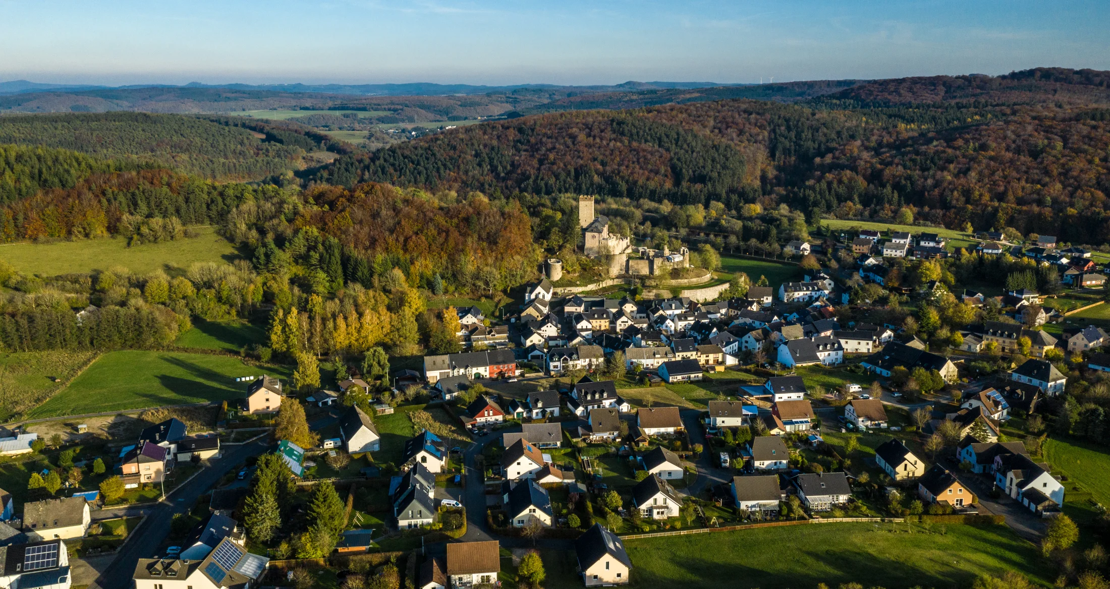 Gesamtansicht von Kerpen aus der Vogelperspektive mit Burg und Eifellandschaft