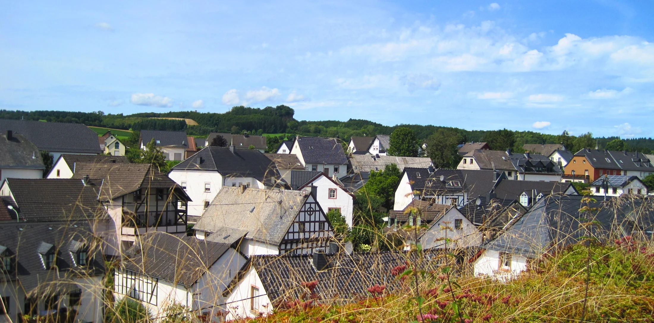 Blick über die Schieferdächer und Fachwerkhäuser von Kerpen in der Eifel