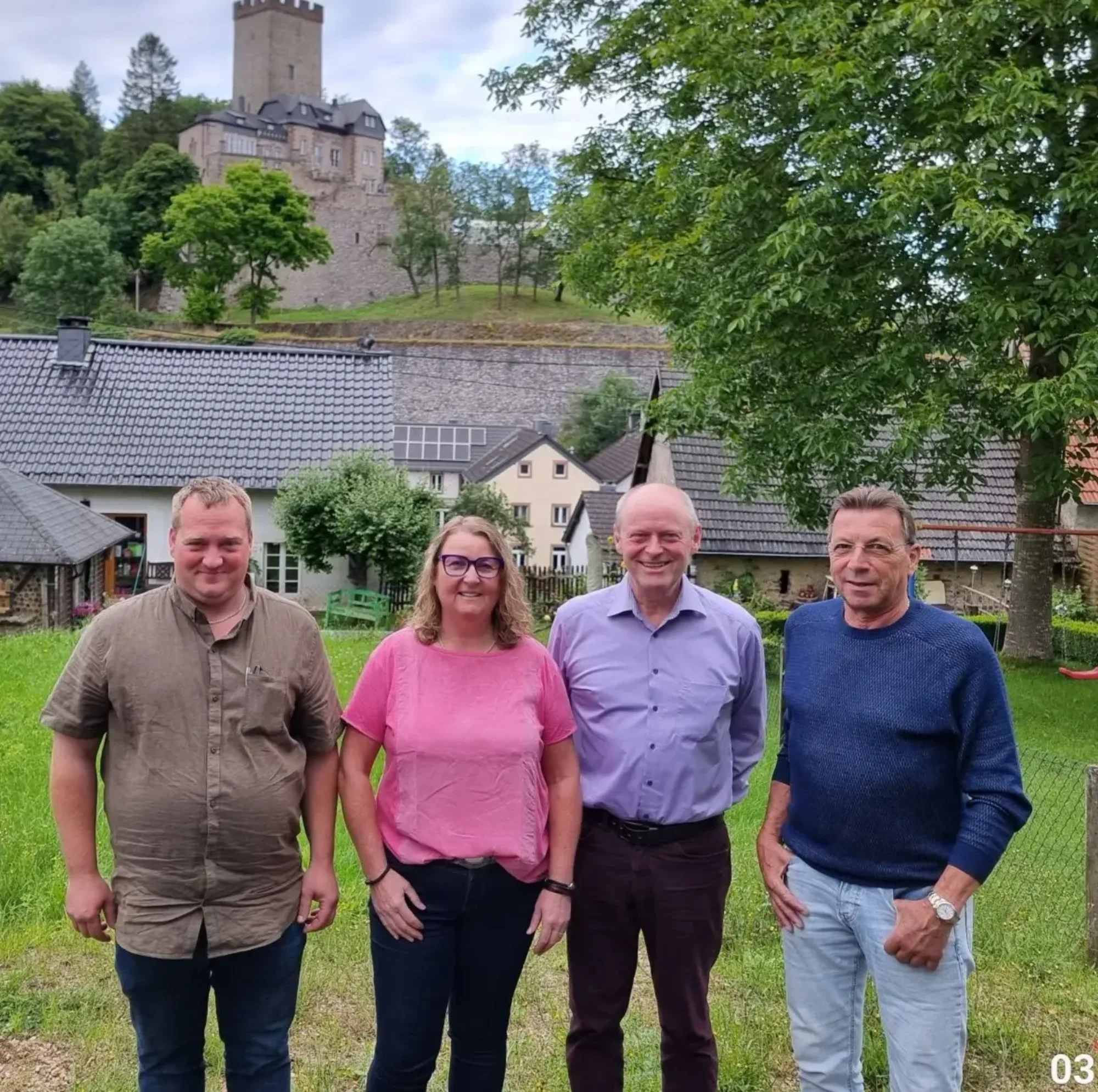 Ortsbürgermeister und Ortsvorsteher von Kerpen vor der Burg Kerpen: Ingo Michels, Heidi Servos, Leo Emondts, Michael Gröner