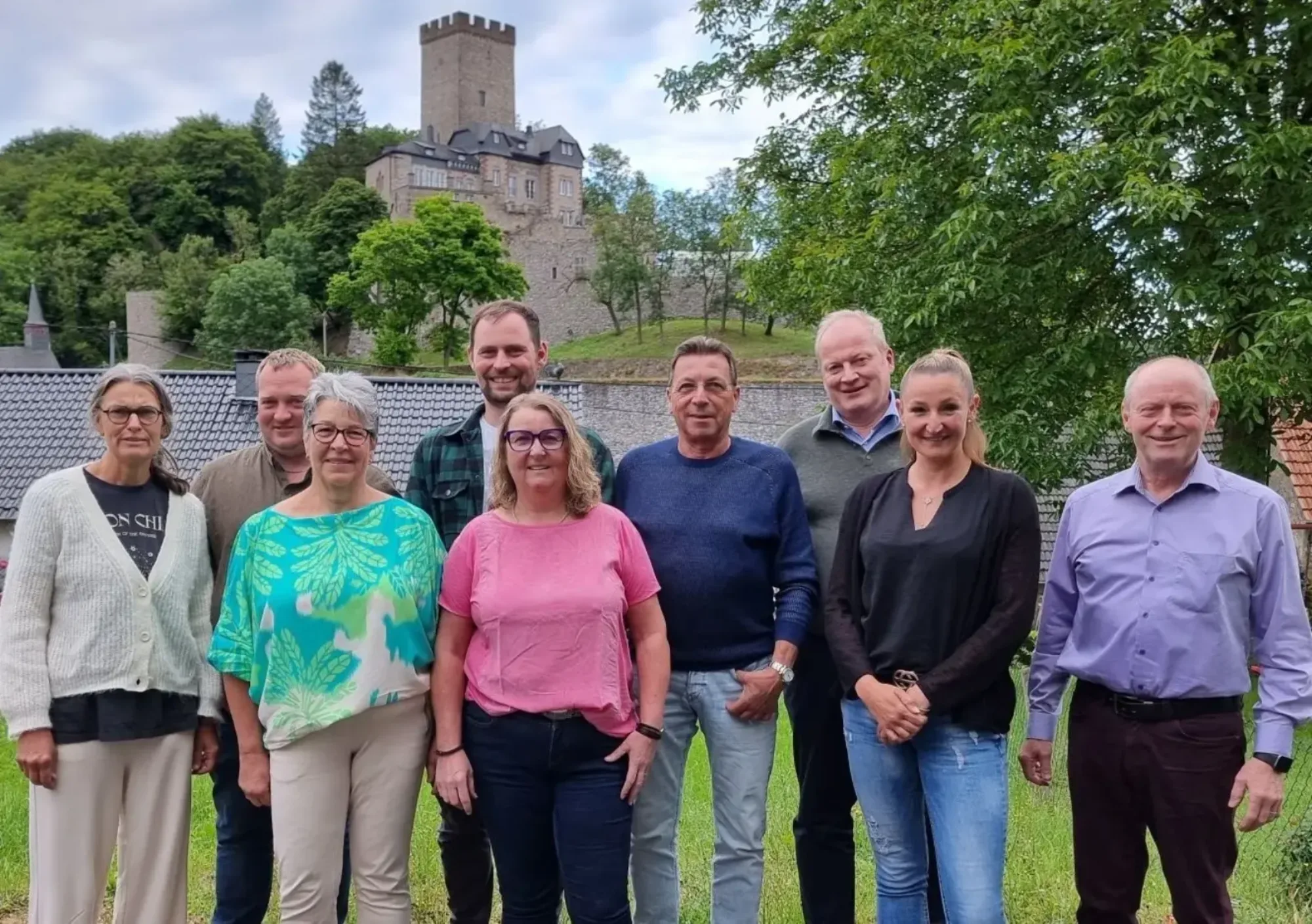 Mitglieder des Ortsgemeinderates Kerpen vor der Burg Kerpen