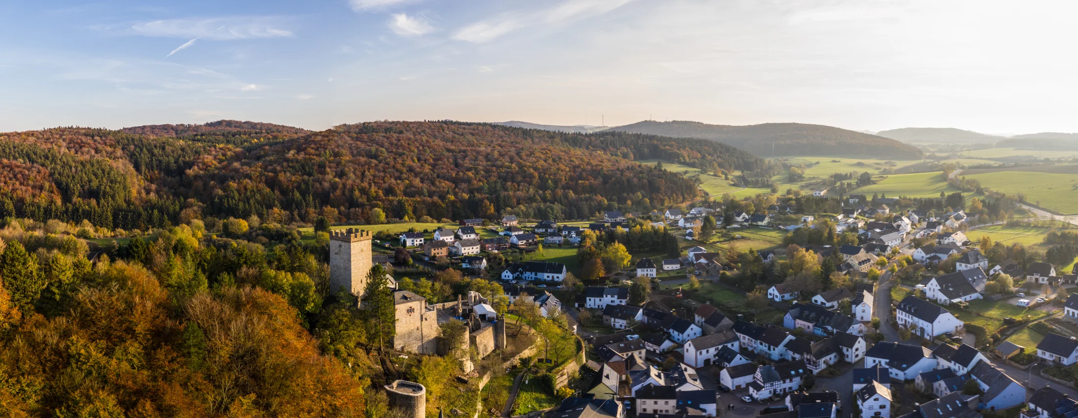 Panorama von Kerpen mit Burg und Ortschaft im herbstlichen Abendlicht