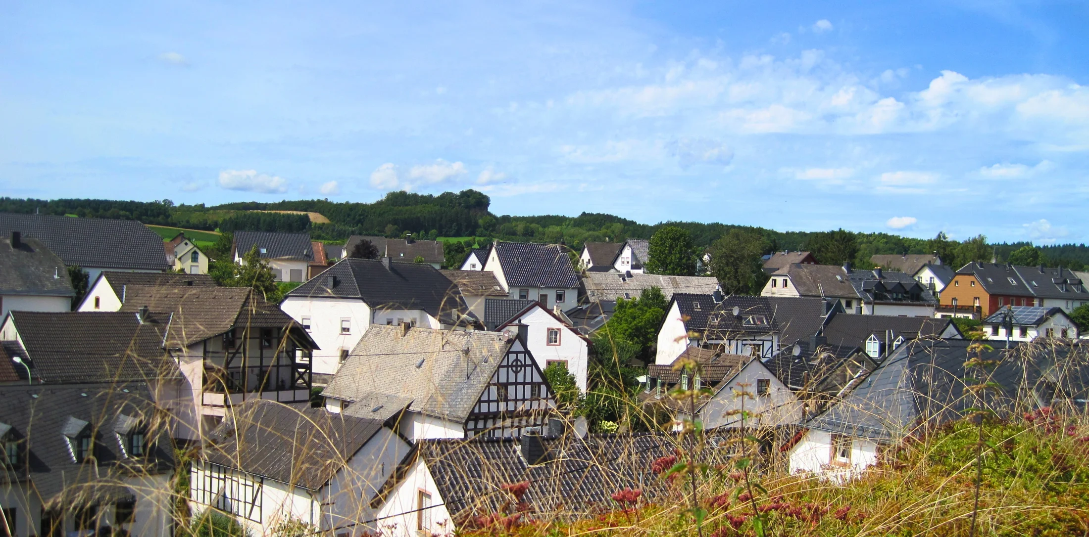 Blick über die Schieferdächer und Fachwerkhäuser von Kerpen in der Eifel